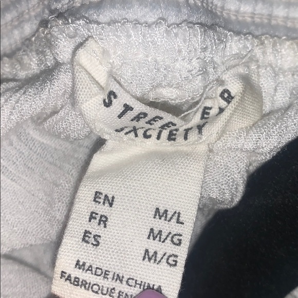 Lovely off the shoulder top! (adjustable straps) - Picture 3 of 3